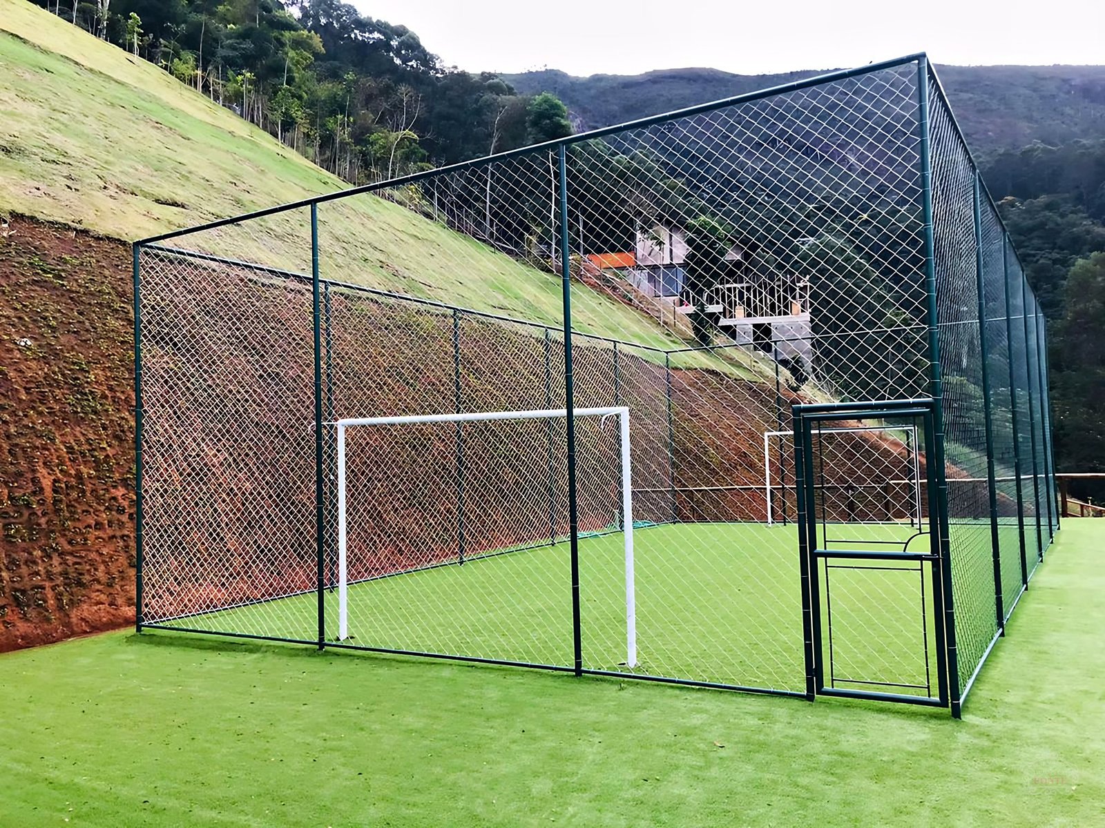 Alambrado para campo com grama sintética, tela caracol pintada de verde