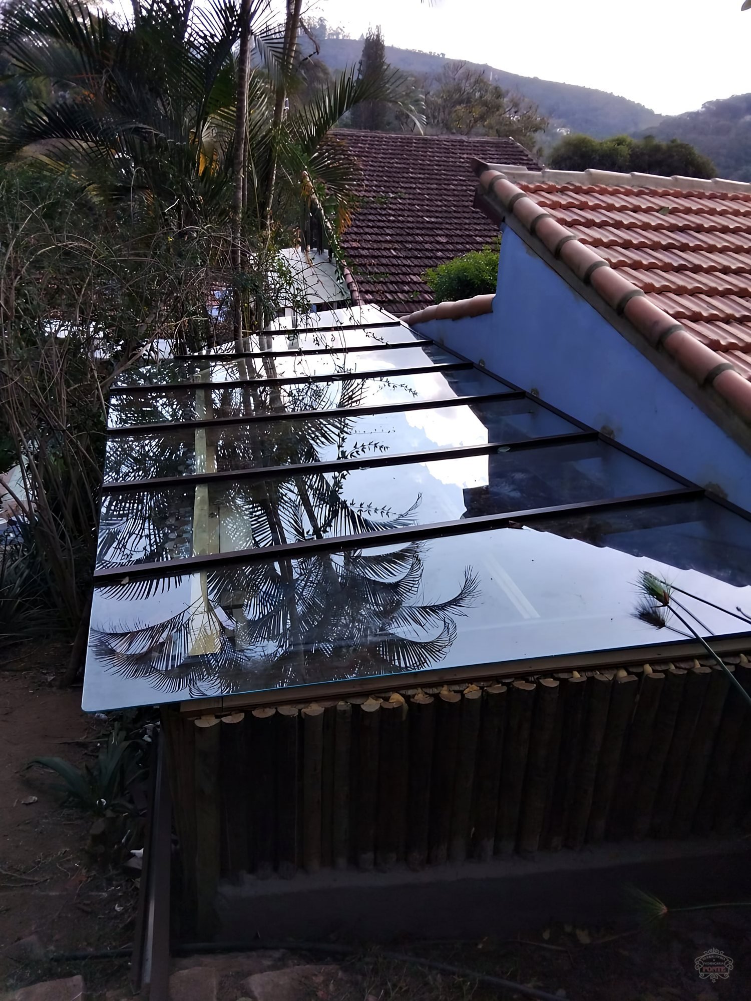 Área de lazer com cobertura de vidro