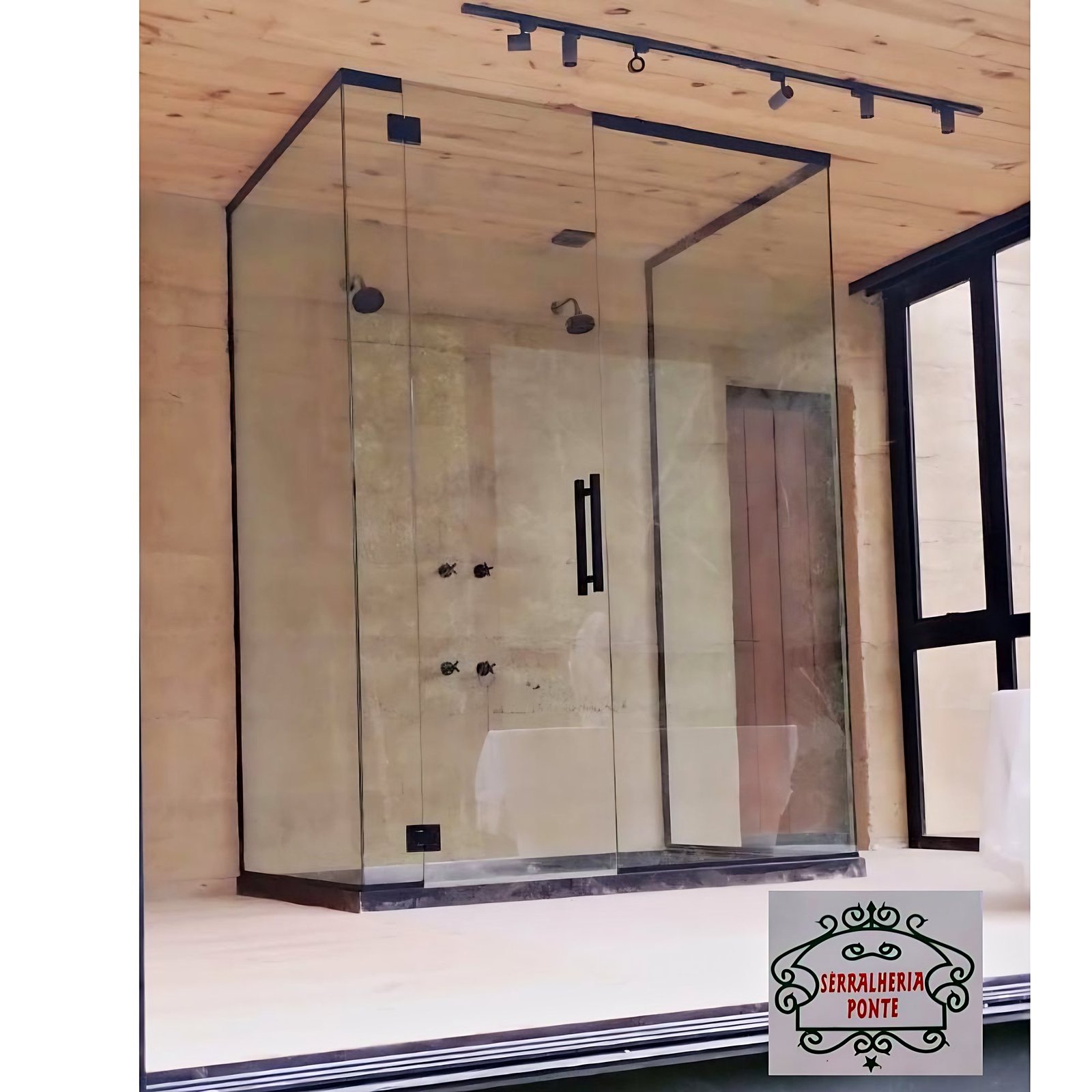Box panorâmico em vidro temperado incolor com ferragem na cor preta, porta de abrir com puxador H: uma inovação