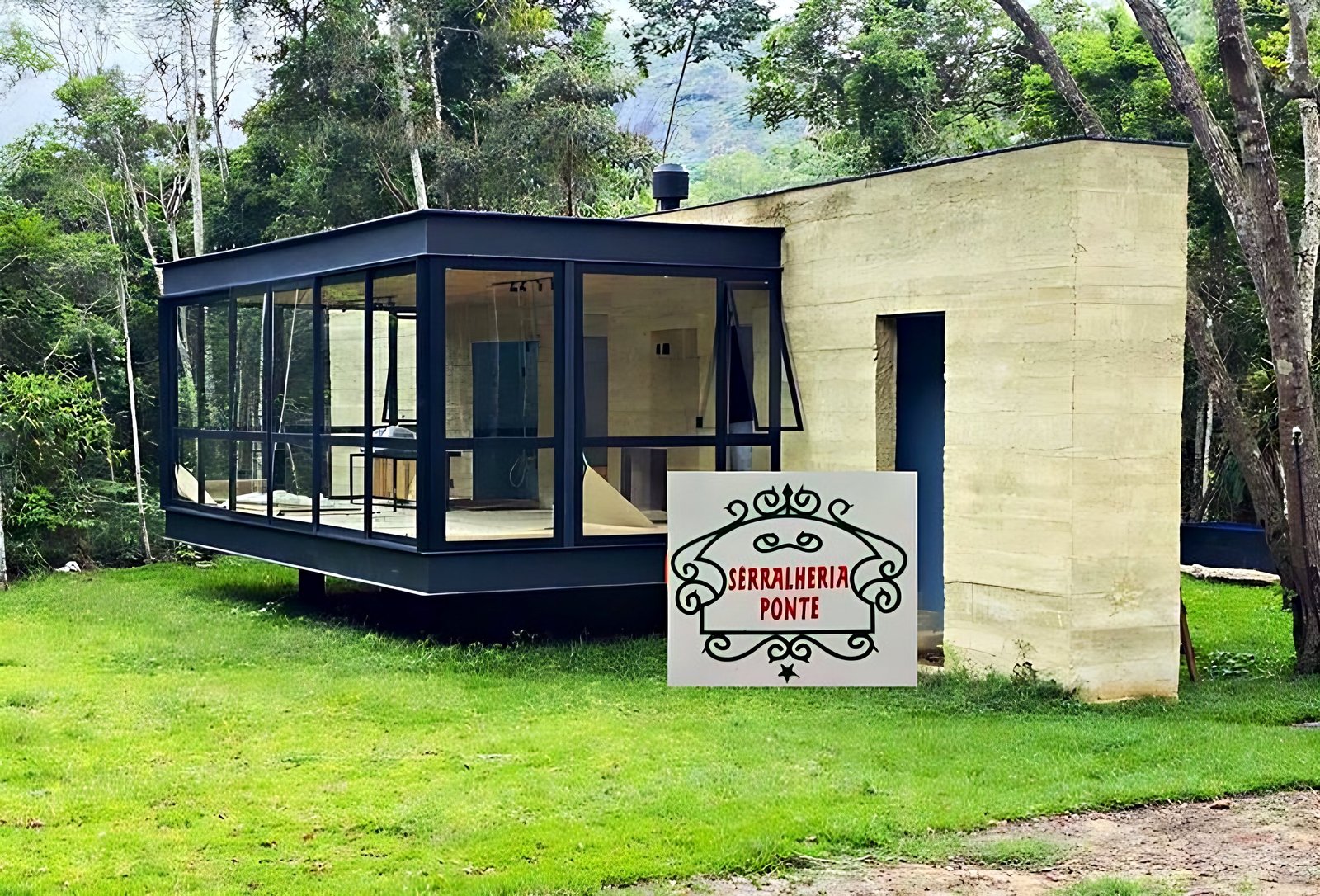 Estrutura metálica com fechamentos em vidro laminado: beleza e sofisticação em harmonia com a natureza ao redor