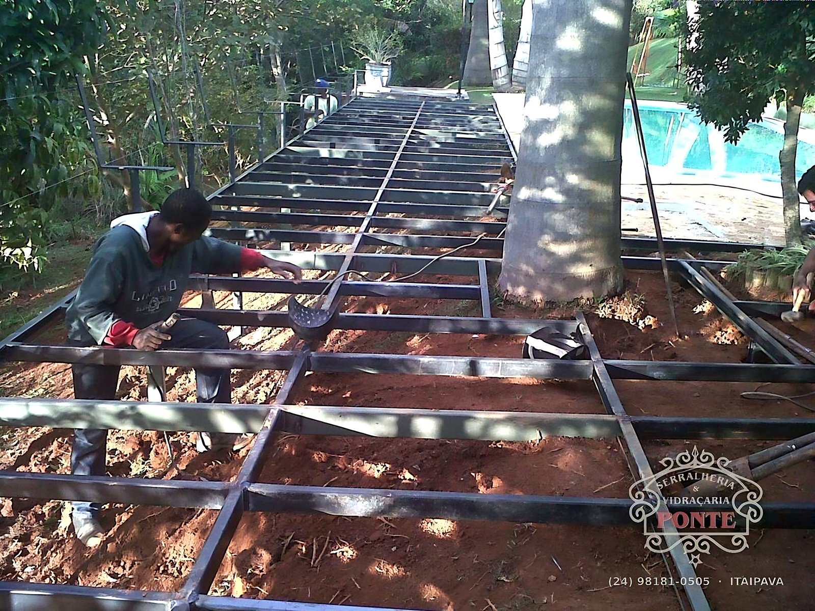 Em obra: Estrutura metálica para deck, com banco e réguas em madeira cumaru