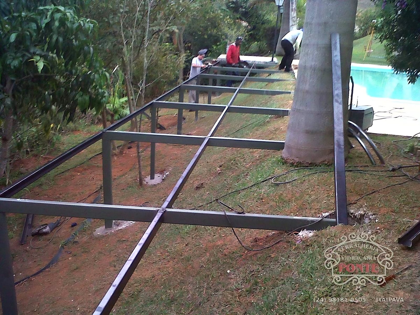 Em obra: Estrutura metálica para deck, com banco e réguas em madeira cumaru