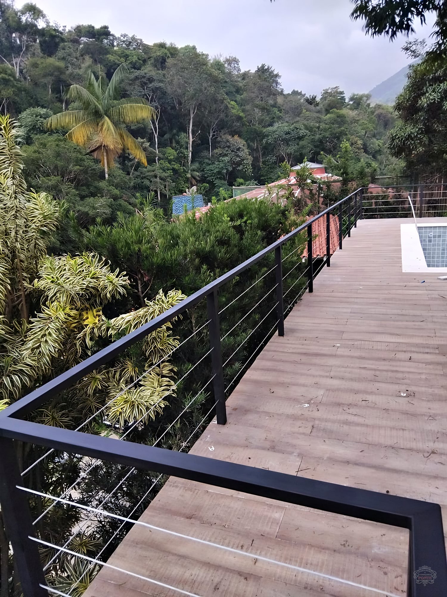 Guarda-corpo metálico com cabo de aço: proteção e leveza