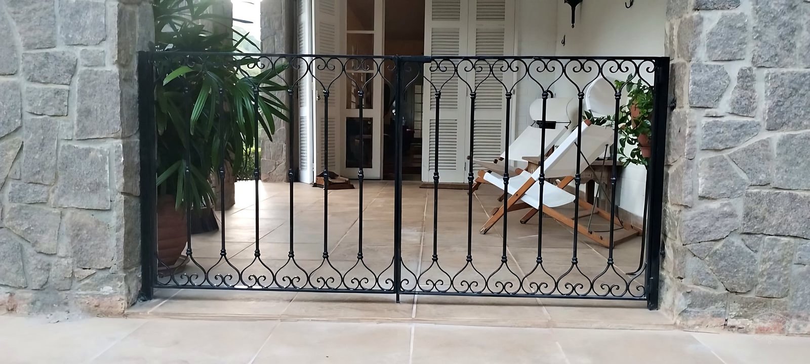 Guarda-corpo em ferro batido com ornatos