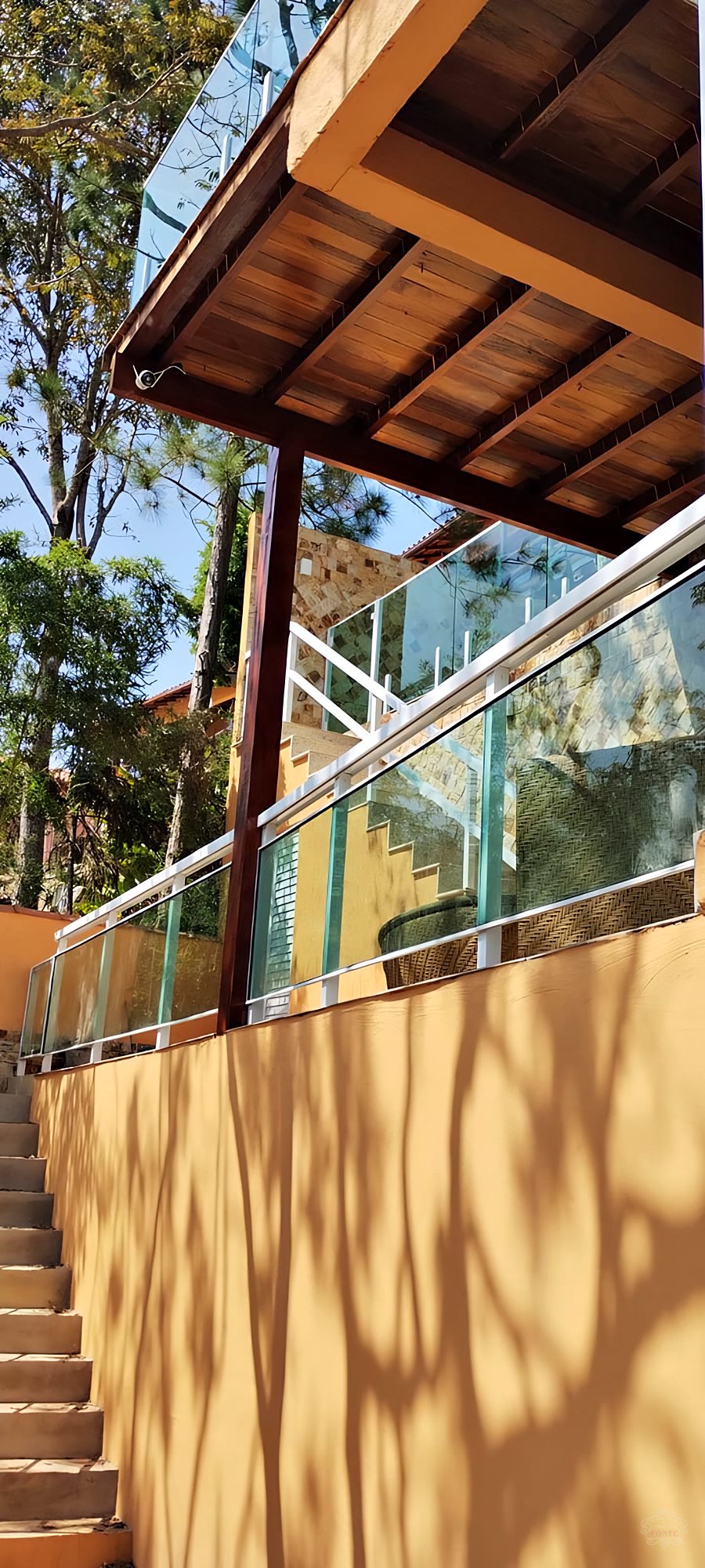 Guarda-corpo em alumínio e vidro: proteção e segurança com muita beleza