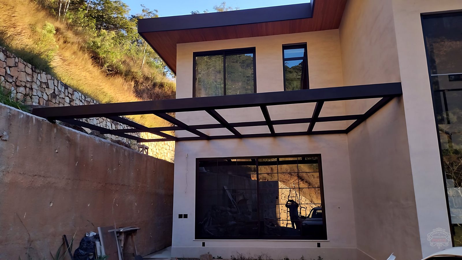 Pérgola em estrutura metálica para colocação de vidro