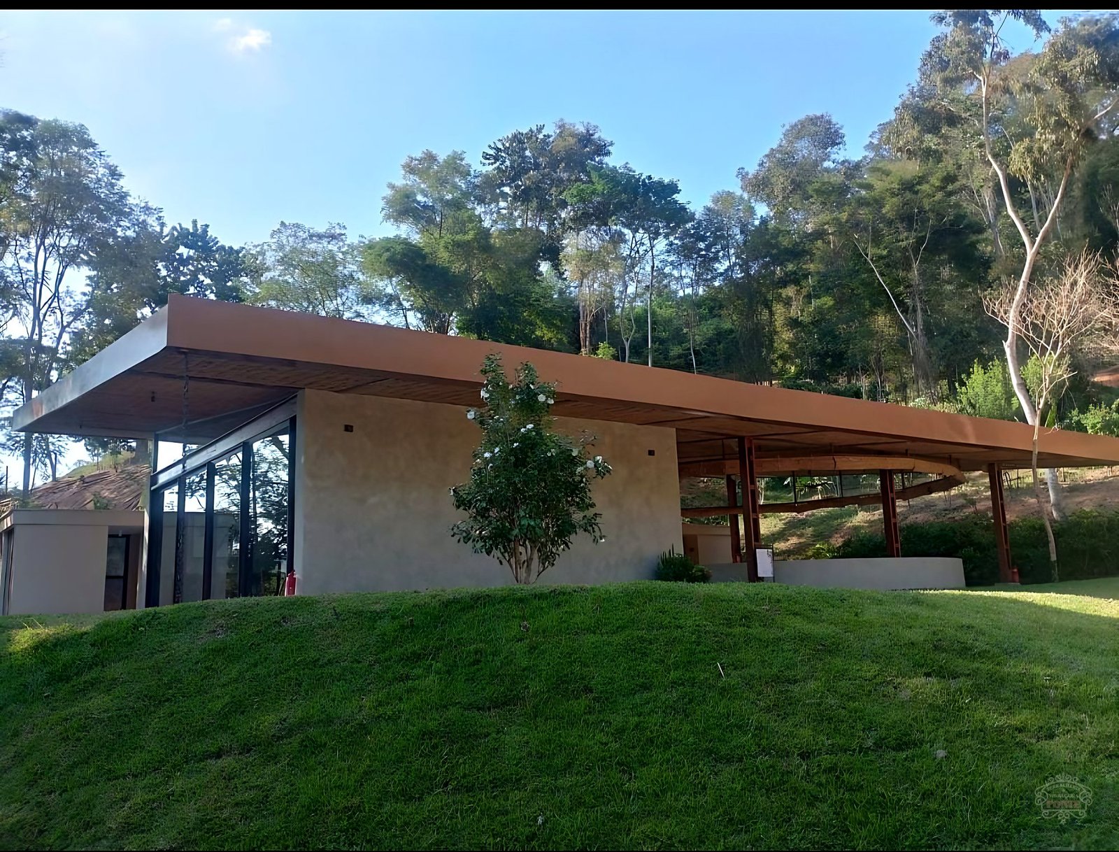 Acabamento de telhado em platibanda metálica na cor marrom