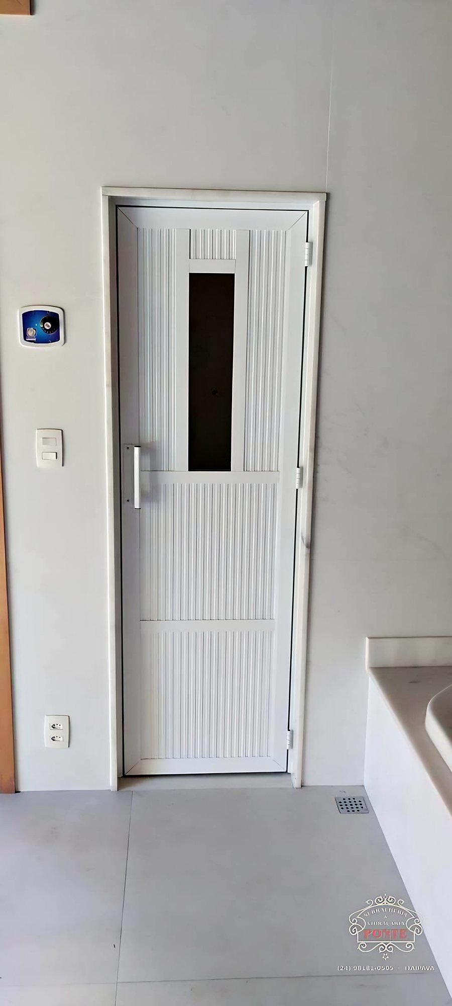 Porta de abrir em alumínio branco com visor, para sauna a vapor
