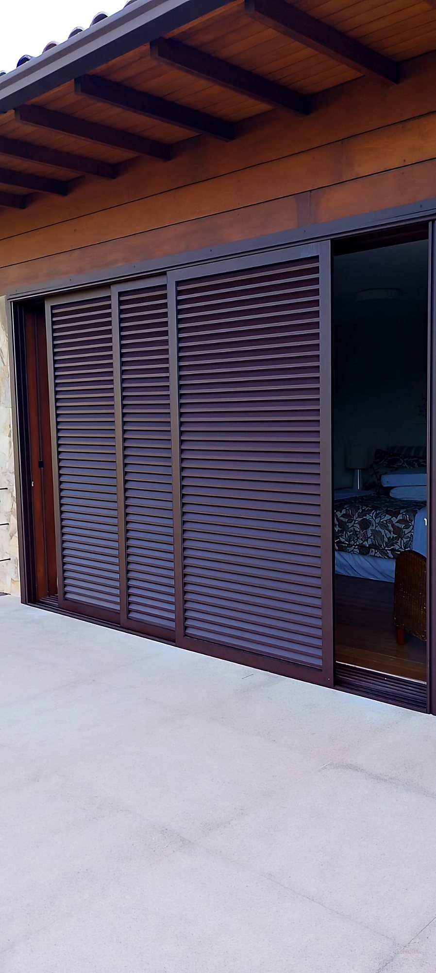 Porta de correr em veneziana, linha Gold, na cor corten