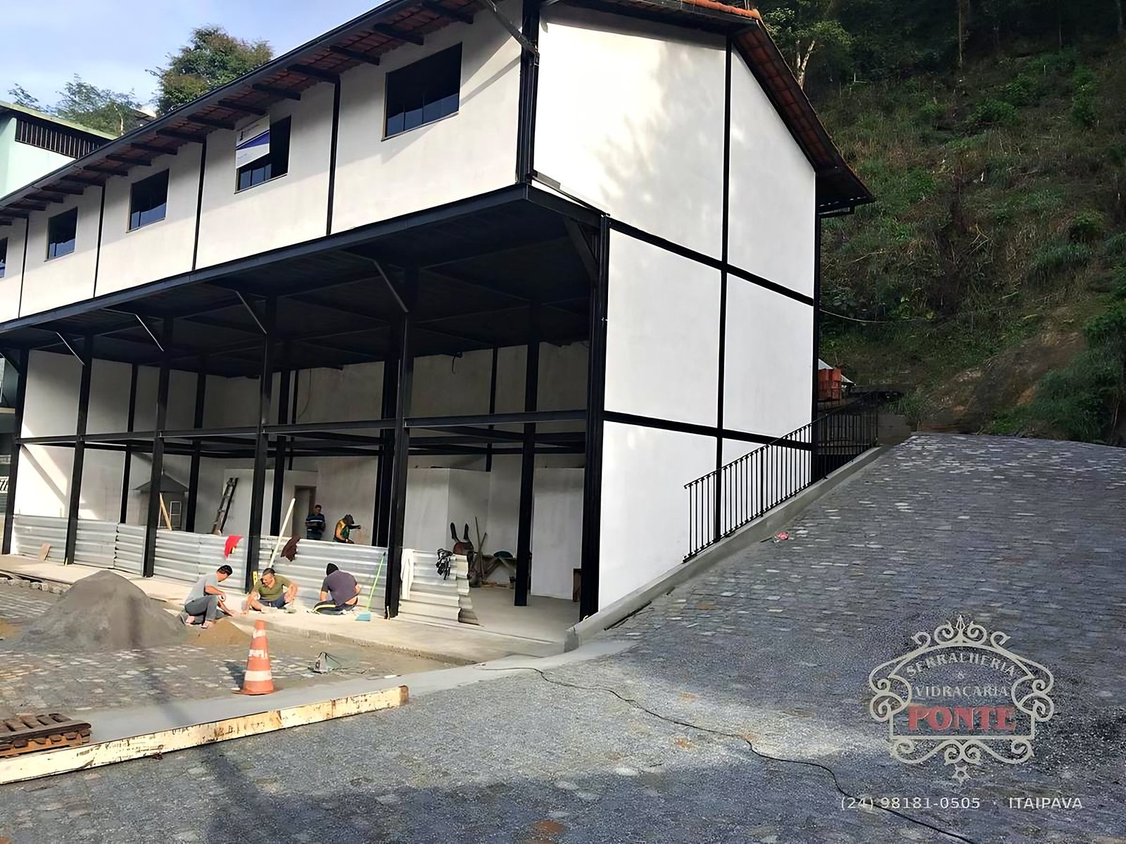 Em obra: Prédio comercial em estrutura metálica, da obra à entrega