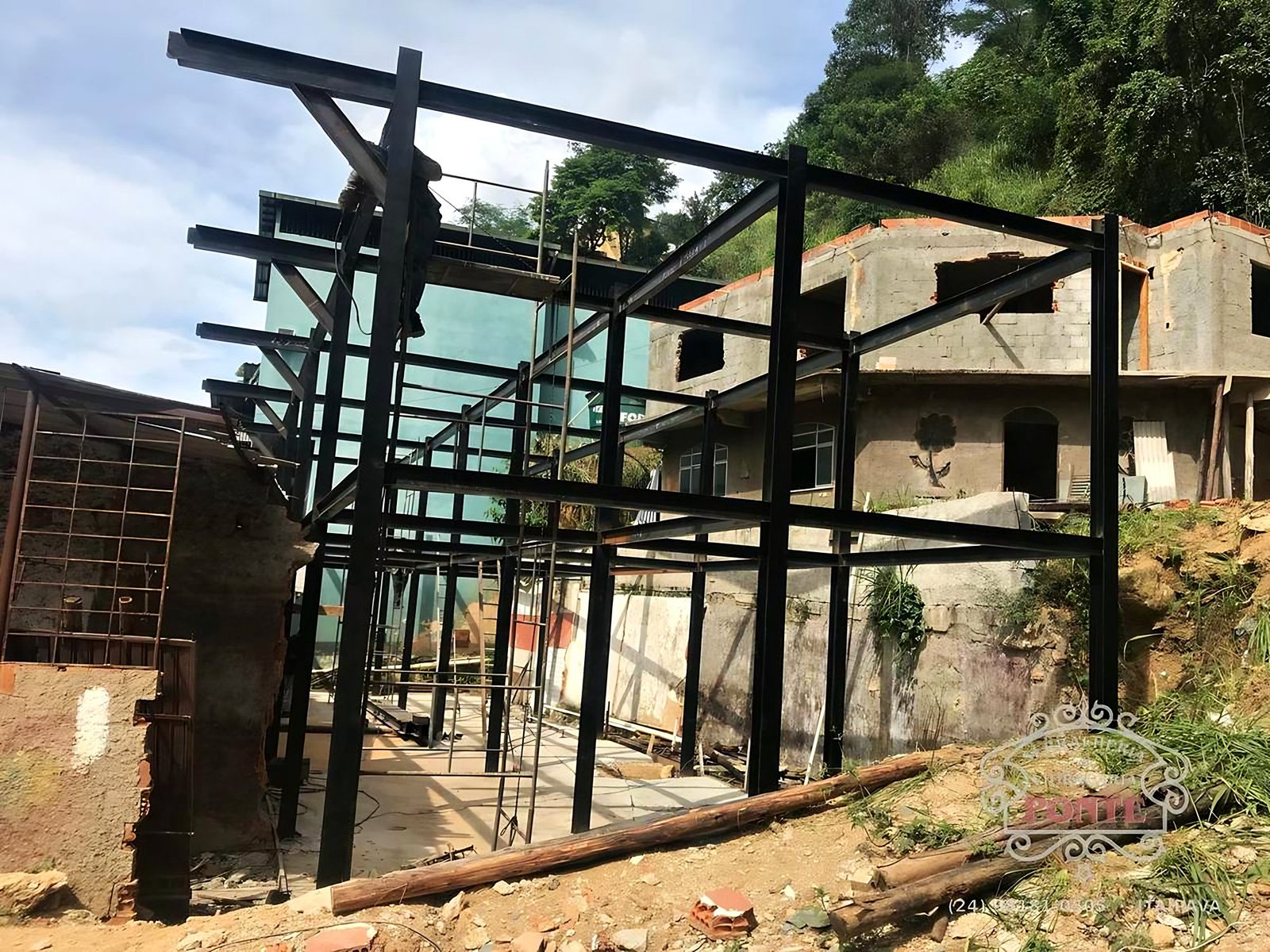 Em obra: Prédio comercial em estrutura metálica, da obra à entrega