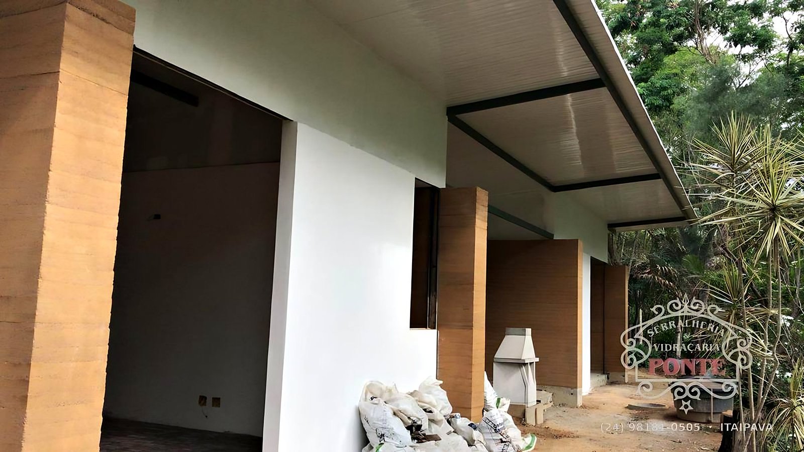 Projeto de telhado metálico com telha termoacústica e claraboia ao centro