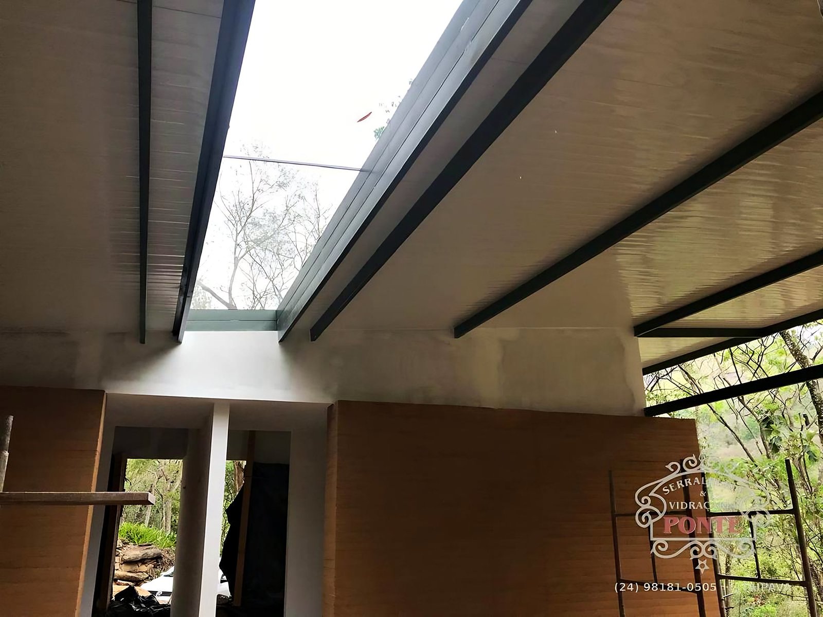 Projeto de telhado metálico com telha termoacústica e claraboia ao centro