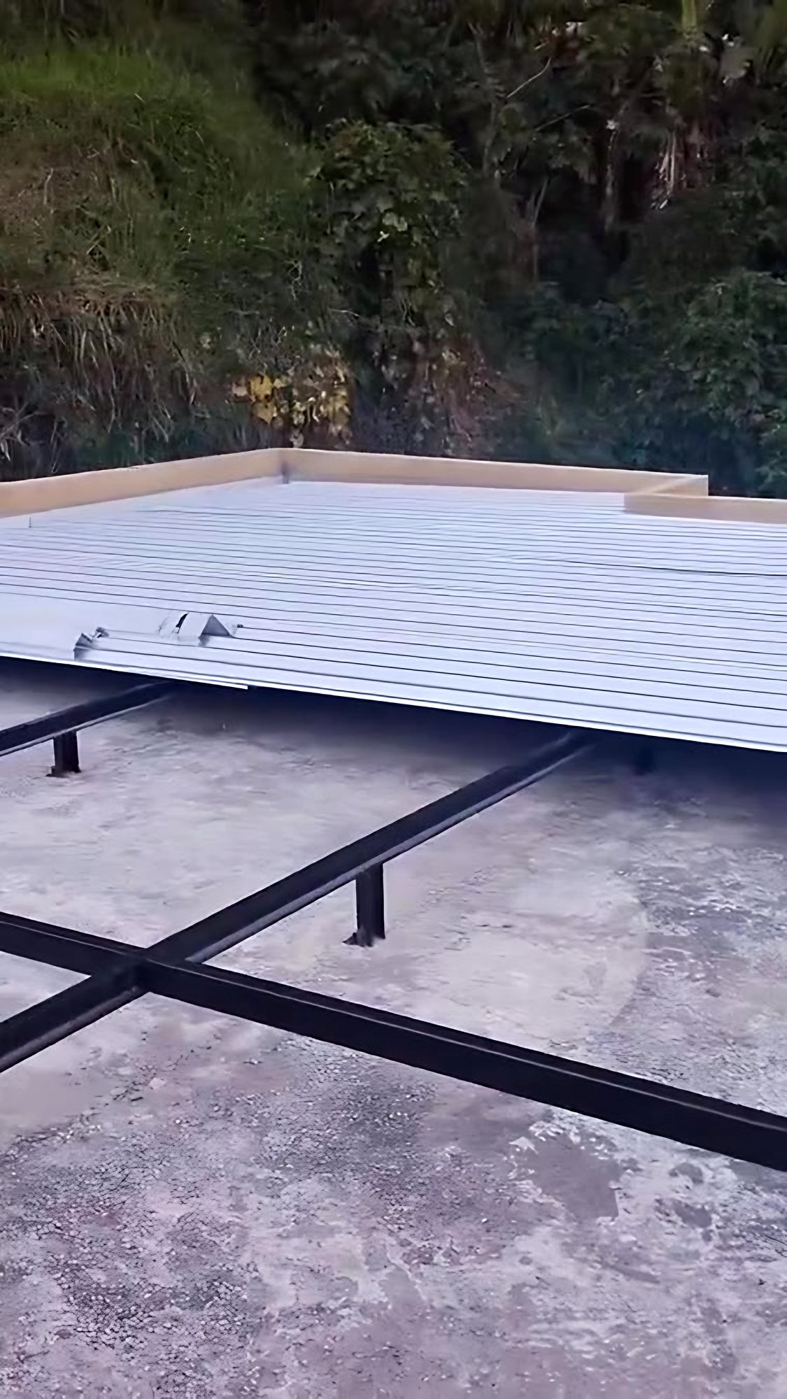 Telhado metálico com telha trapezoidal embutida