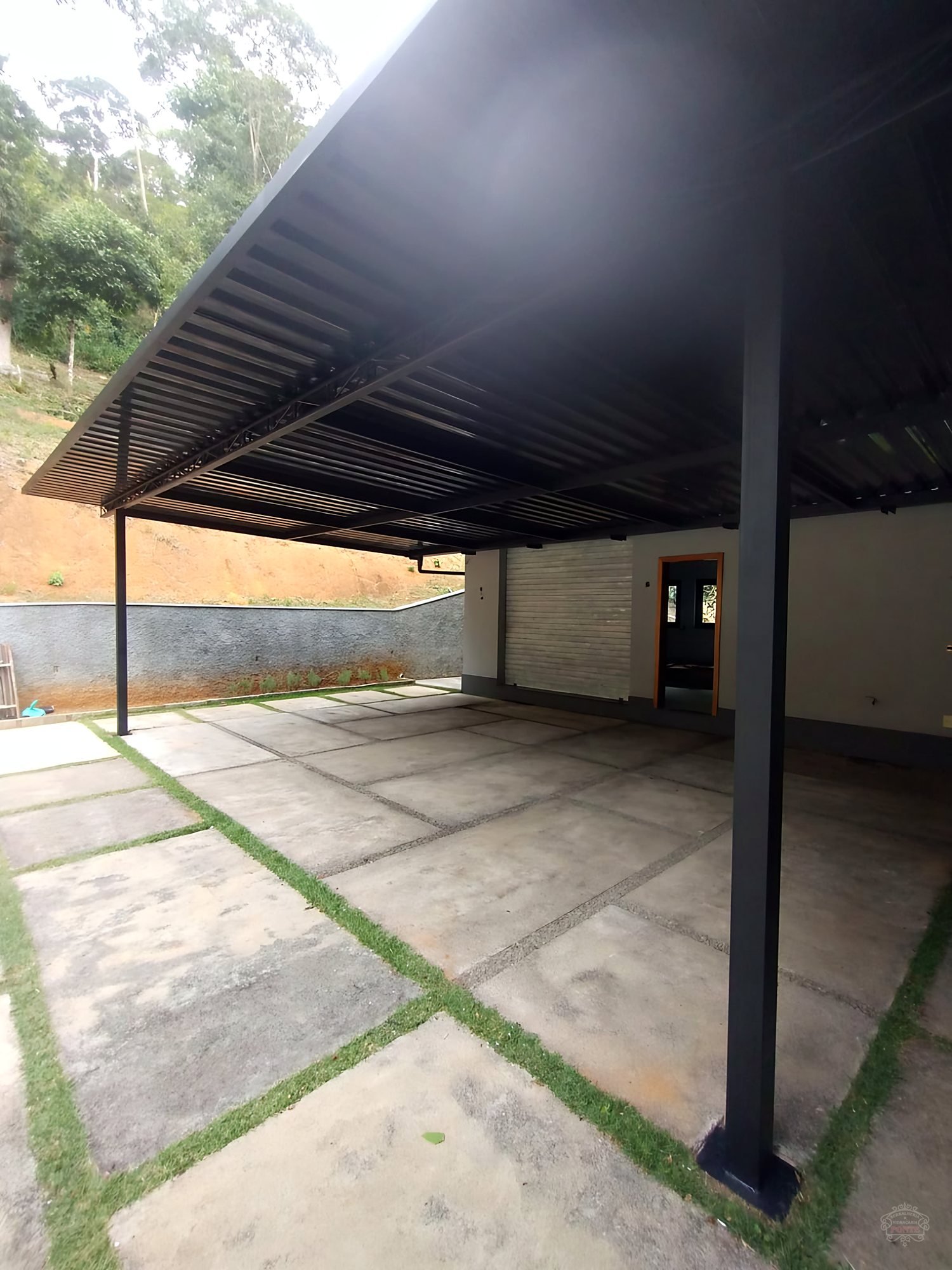 Telhado metálico com telha termoacústica na cor preta