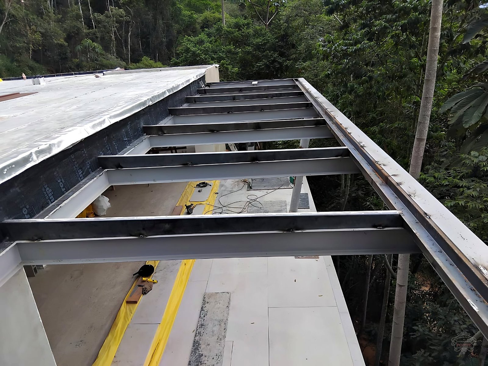 Estrutura metálica de varanda para colocação de vidro temperado laminado