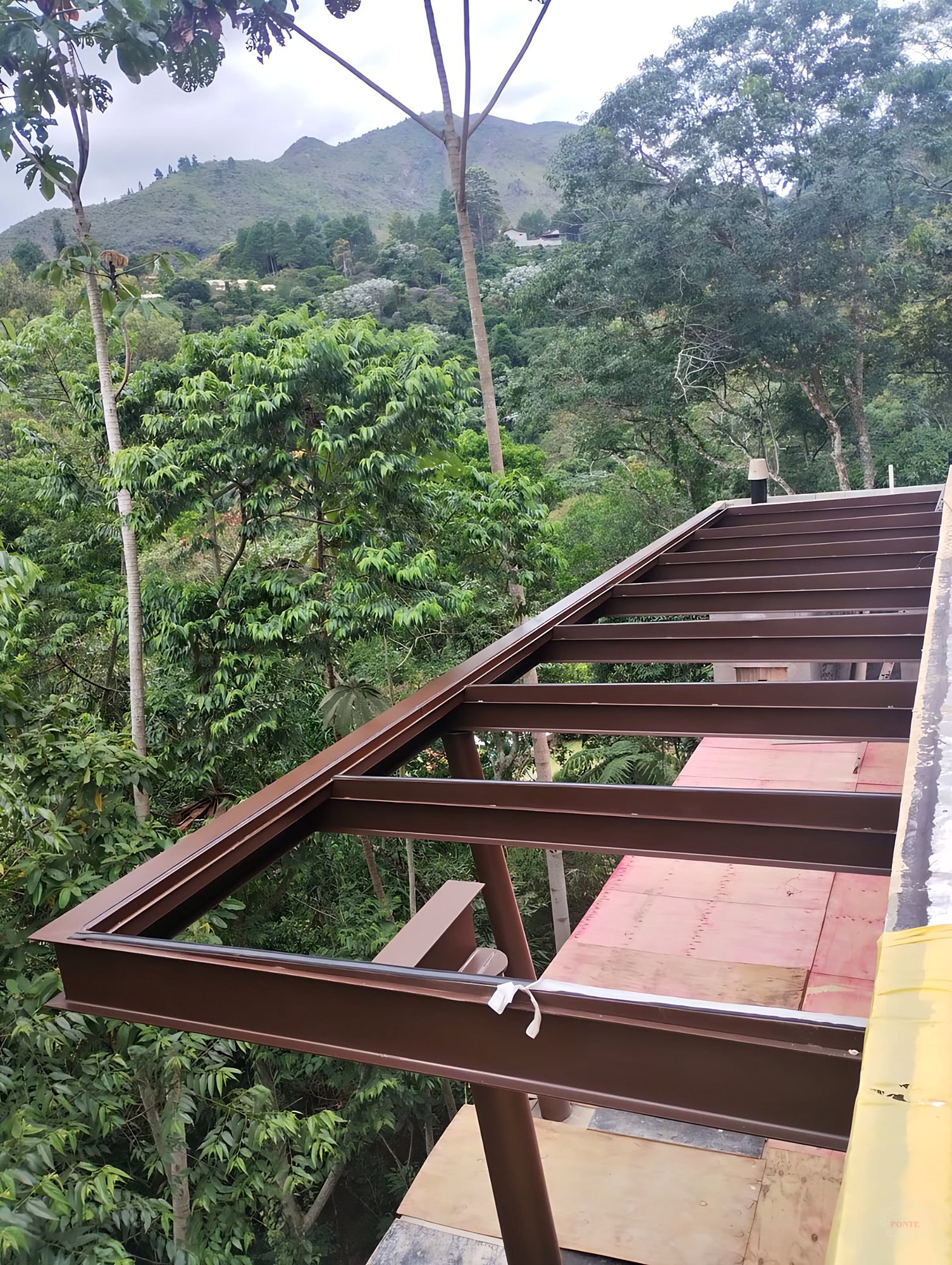 Estrutura metálica de varanda para colocação de vidro temperado laminado